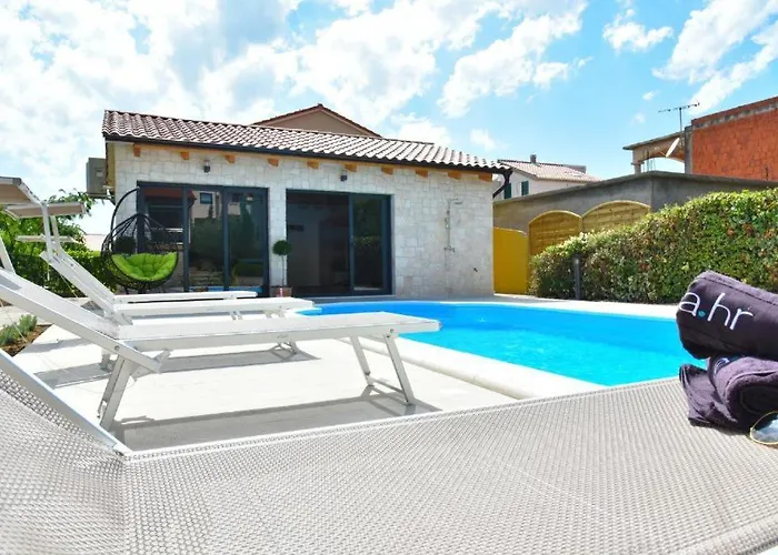 Willa Lux Nina With Six Bedrooms, Private Pool By Adex Travel