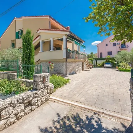 Lux Nina With Six Bedrooms, Private Pool, Sauna